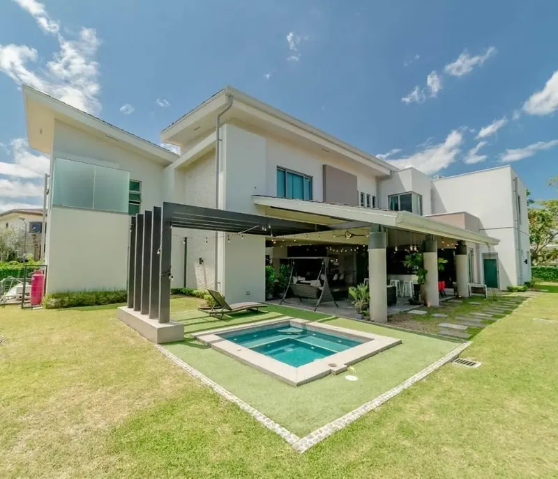 Casa de Lujo en Venta en Santa Ana, Costa Rica